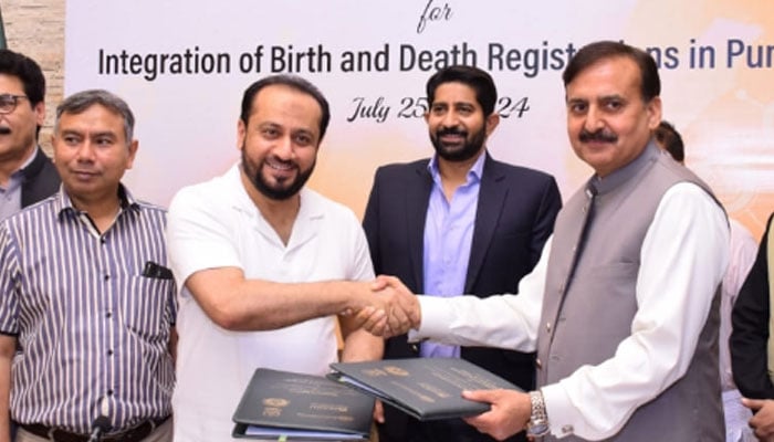 Punjab Minister for P&SHD Khawaja Imran Nazir (left) shaking hands with Director of NADRA Col (Retd) Saqib Mehmood after signing the MOU on July 25, 2024. —  Facebook/Primary & Secondary Healthcare Department