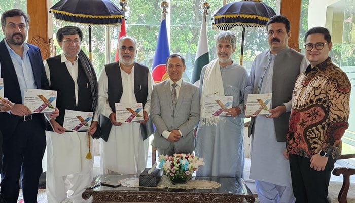 Business leader’s delegation from Baluchistan poses for a group photo with Charge d’affaires of the embassy of the Republic of Indonesia to Pakistan, Rahmat Hindiarta Kusumahas (centre) in Indonesian embassy Islamabad on July 25, 2024. — APP