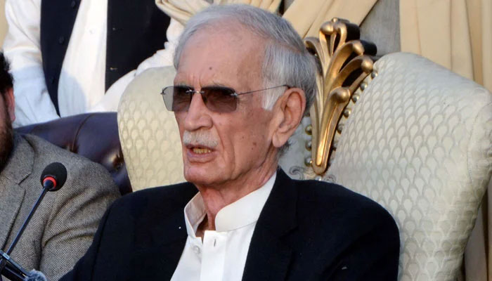 Former KP CM Pervez Khattak addresses journalists during a presser in Peshawar. — PPI/File