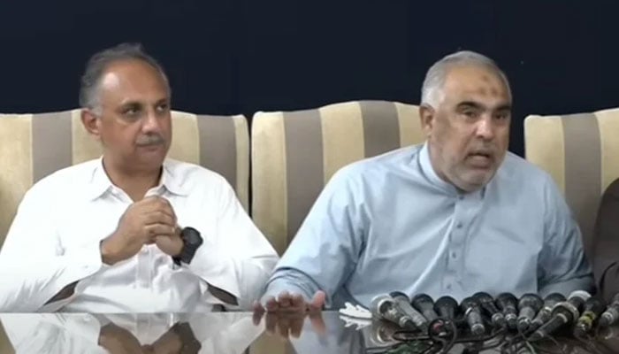 PTI Secretary General and NA Opposition Leader Omar Ayub Khan and former NA speaker Asad Qaiser address a press conference in Islamabad on July 28, 2024. — Screengrab/GeoNews