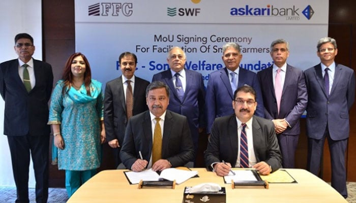 Officials of Askari Bank Limited (AKBL) and Fauji Fertilizer Company Limited (FFC) are signing the Memorandum of Understanding (MoU) in this undated photo. — website/Askari Bank