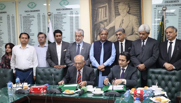 An image from the signing ceremony attended by Federal Minister for Law & Justice Senator Azam Nazeer Tarar (centre back) and HEC Chairman Dr. Mukhtar Ahmed (centre front)