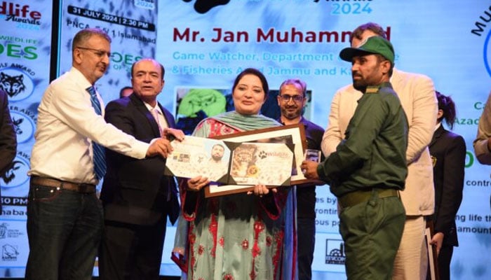 Prime Minister’s Coordinator on Climate Change and Environmental Coordination Romina Khursheed Alam (centre), Devcom-Pakistan Executive Director Munir Ahmed (centre to left), Wildlife Ambassador Sardar Muhammad Jamal Khan Leghari (centre to right) and others seen in this image. — APP/file