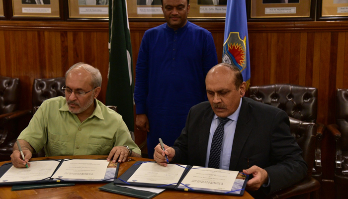 VC Punjab University Prof Dr Khalid Mahmood (left) and University of Lahore Rector Prof Dr Muhammad Ashraf (right) signing MOU. — Facebook @University.Lahore/file