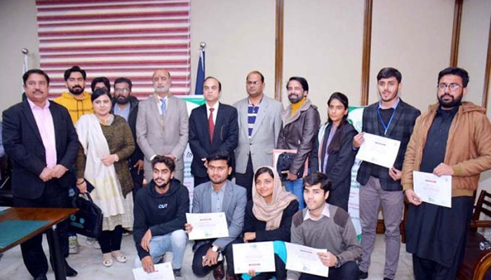 Shafqat Abbas in a group photo with print electric and digital media journalists as well as university staff at a two-day training workshop in Islamia University of Bahawalpur December 30, 2023.— APP