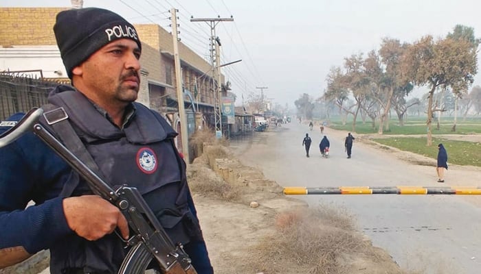 A policeman stands guard in Bannu, Khyber Pakhtunkhwa. —AFP/file