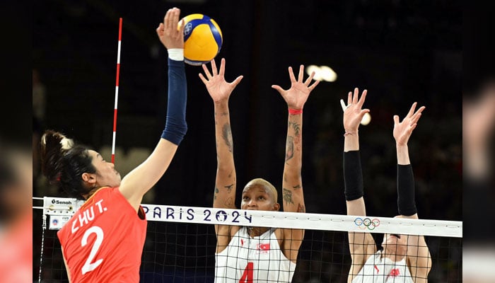 Turkeys Melissa Teresa Vargas (back C) and Turkey´s #14 Eda Erdem Dundar jump to block the ball from Chinas #02 Zhu Ting (front L) during the volleyball womens quarter-final match between China and Turkey during the Paris 2024 Olympic Games in Paris on August 6, 2024. — AFP