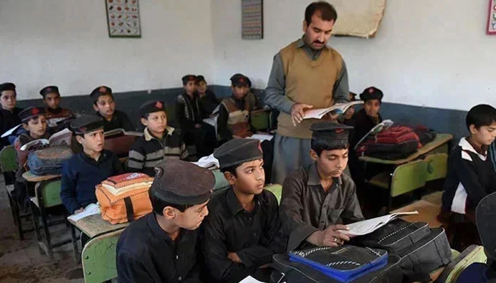 Children attend a class at a school in Peshawar, Khyber Pakhtunkhwa. — AFP/File