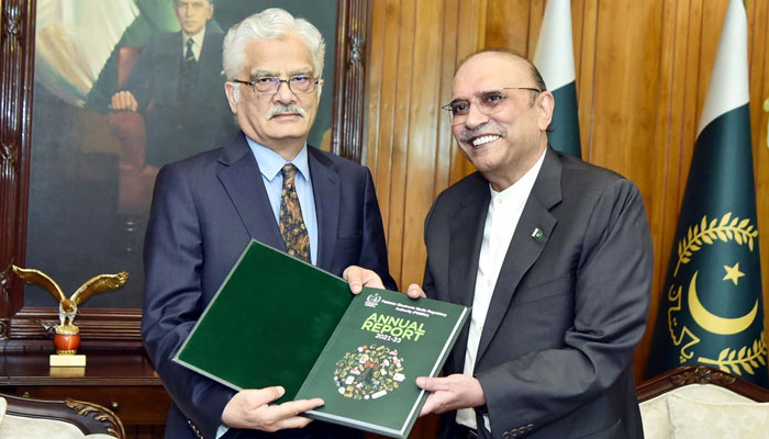 Pakistan Electronic Media Regulatory Authority (PEMRA) Chairman, Muhammad Saleem presents the PEMRA Report 2021-23 to President Asif Ali Zardari, at Aiwan-e-Sadr in Islamabad on August 7, 2024. — PPI