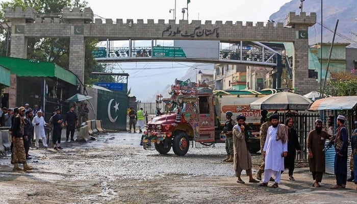 A representational image showing Pakistani and Taliban security personnel stand guard at the Pakistan-Afghanistan border in Torkham on September 15, 2023. —AFP