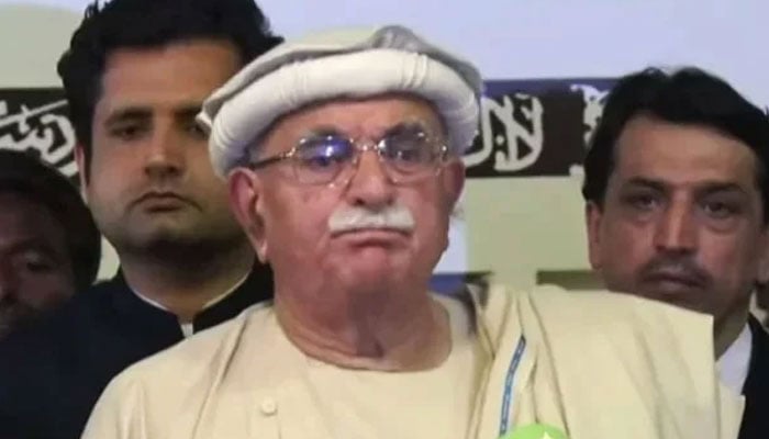 Tehreek Tahafuz Aiyeen-e-Pakistan Chairman, Mehmood Khan Achakzai addresses the press conference on March 9, 2024. — Screengrab/Geo News