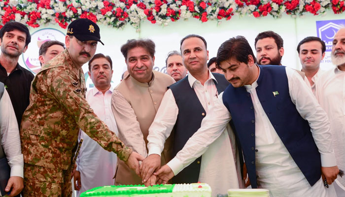 Deputy Commissioner Qaiser Khan (from left to 2nd), and other officials cut a cake on the 77th Independence Day on August 14, 2024. — Facebook/Deputy Commissioner Charsadda