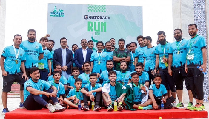 Deputy Commissioner South Capt (retd) Altaf H Sario (centre) pose for a group photo with participants in the annual Run of Pakistan thematic running event on August 14, 2024. — Facebook/Deputy Commissioner South Karachi