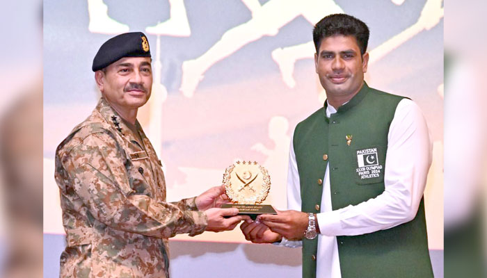 Chief of Army Staff (COAS) General Syed Asim Munir awards a shield to Olympic gold medallist Arshad Nadeem at a ceremony at Army Auditorium  at Rawalpindis GHQ on August 16, 2024. — APP