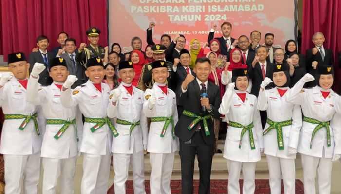 Foto bersama warga negara Indonesia dalam rangka HUT Kemerdekaan RI ke-79 di Kedutaan Besar Republik Indonesia, 15 Agustus 2024. — Facebook/@pakistan.indonesianembassy