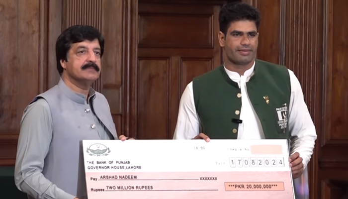 Punjab Governor Sardar Saleem Haider Khan (left) is giving a chaque to famous Olympic gold medallist Arshad Nadeem on August 17 2024. — Screengrab Facebook/@sardarsaleemhaidergroup