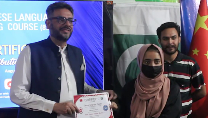 Advisor to KP Chief Minister on Finance Muzzammil Aslam giving certificate to student for complete Chinese language course at China Window on August 19, 2024. — Facebook/@amjadazizmalik