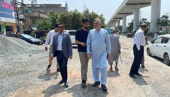 LDA Vice Chairman Mian Marghub Ahmed (right) and DG Tahir Farooq (left) visits Gulshan Ravi and Controlled Access Corridor Bund Road Project and reviews the ongoing development works on August 20, 2024. — Facebook/Lahore Development Authority