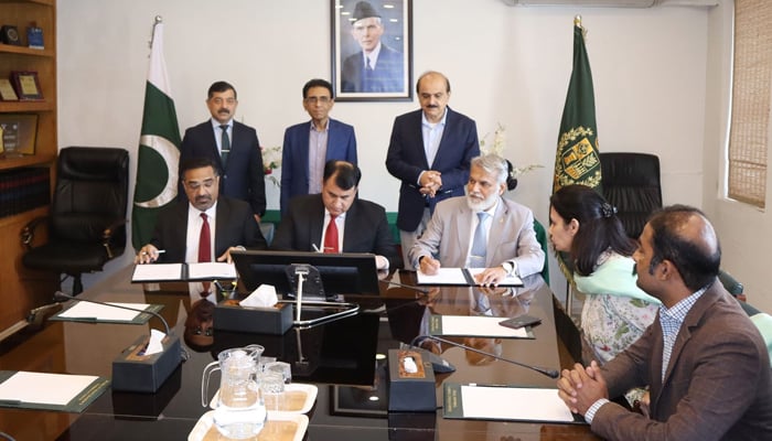 NUML Director General Shahzad Munir and Director General of the Federal Directorate of Education Tanwir Ahmed Signing on documents. On this occasion Federal Minister for Education and Professional Training Dr. Khalid Maqbool Siddiqui, Executive Director NAVTTC Muhammad Aamir Jan and other seen in this image on August 07, 2024. — Facebook/@NAVTTCOfficial