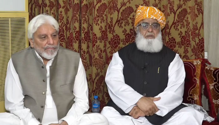 Jamiat Ulema-e-Islam-Fazl (JUIF) chief Maulana Fazlur Rahman (right) addresses media persons in Dera Ismail Khan on August 20, 2024. — Screengrab via Facebook/Maulana Fazl ur Rehman