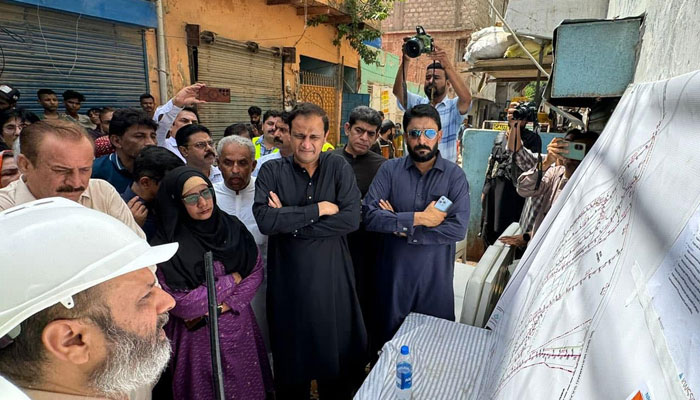 Karachi Mayor Barrister Murtaza Wahab (centre) is being briefed about a project in Karachi On august 22, 2024. — Facebook/Barrister Murtaza Wahab