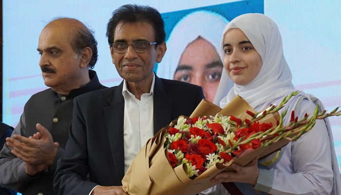 Federal Minister for Education Dr. Khalid Maqbool Siddiqui giving bouquet to HSSCs students released on August 23, 2024. — Facebook/@Federal.BISE.Official