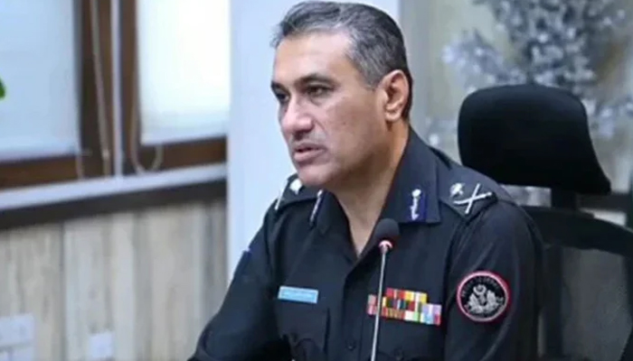 Sindh police chief Ghulam Nabi Memon chairs a meeting on March 25, 2024. — Screengrab/Facebook/@sindhpolicedmc