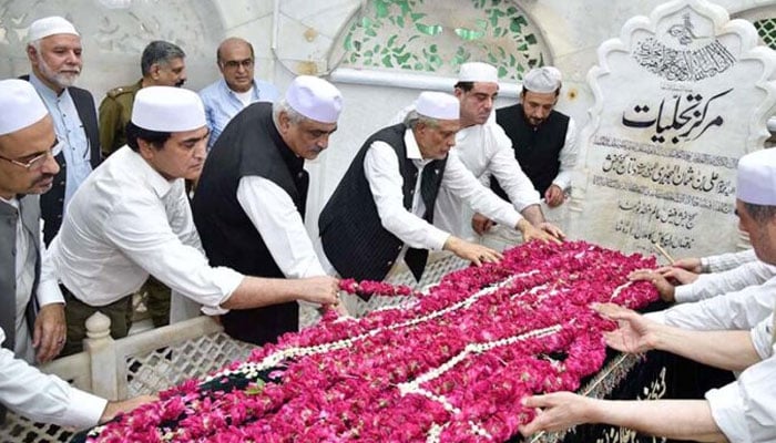 Deputy Prime Minister and Foreign Minister Muhammad Ishaq Dar laying a floral wreath during the 981st annual ghusl of the shrine of Al-Shaikh Al-Syed Ali Bin Usman Al-Hajveri popularly known as Hazrat Data Ganj Bakhsh on August 24, 2024. — APP