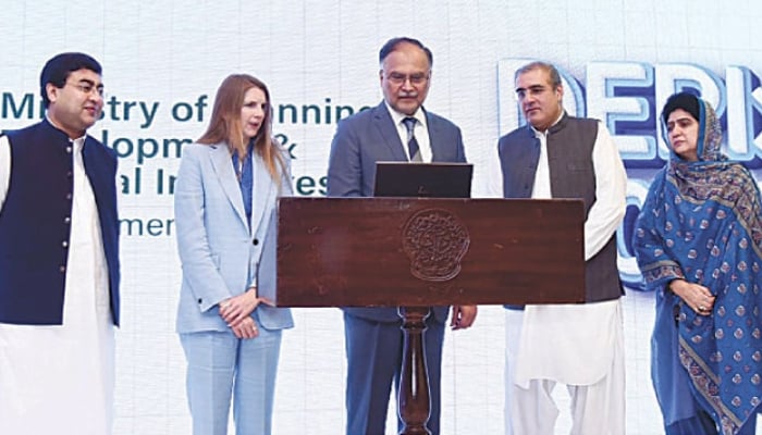 Planning Minister Ahsan Iqbal (centre) and British High Commissioner Jane Marriott (2nd from left) jointly launch the ‘District Education Performance Index’ in Islamabad on Friday. — INP/file