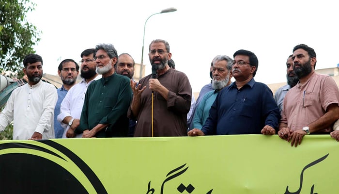 Leaders and activist of Jamaat-e-Islami city chief Munem Zafar are holding protest demonstration against Mayor Karachi, increasing price of daily use products and inflation price hiking of electricity nearby KMC Head Office in Karachi on August 24, 2024. — PPI