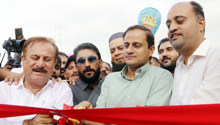 Mayor Karachi Barrister Murtaza Wahab (centre) along with Deputy Mayor Karachi Salman Abdullah Murad (right) is inaugurating the new entertainment facility Jumbo Jump in Safari Park Karachi on August 24, 2024. — Reporter