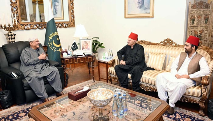 (From left to right) President Asif Ali Zardari meets Nawab of Bahawalpur, Nawab Salah-ud-Din Ahmed Abbasi along with his son, during a meeting at Aiwan-e-Sadr in Islamabad on August 24, 2024. — PPI