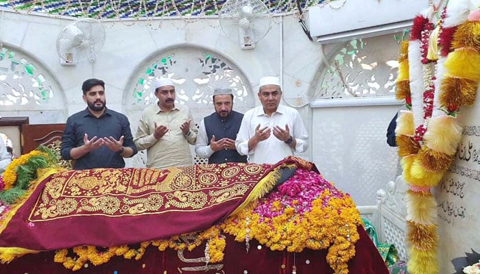 Interior Minister Mohsin Naqvi offers Fateha at the shrine of Hazrat Ali bin Usman Data Ganj Bakhash Hijveri (RA) on August 25, 2024. — APP