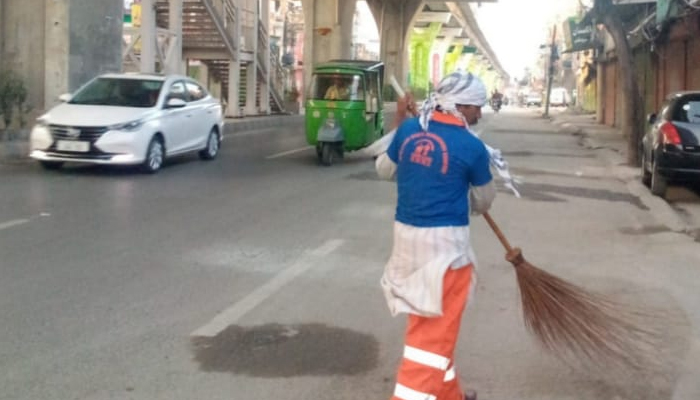 A worker of Rawalpindi Waste Management Company is working on a holiday to make the main procession route of Chehlum of Hazrat Imam Hussain (R.A) zero waste in Rawalpindi city released on August 25, 2024. — Facebook/@www.rwmc.org.pk