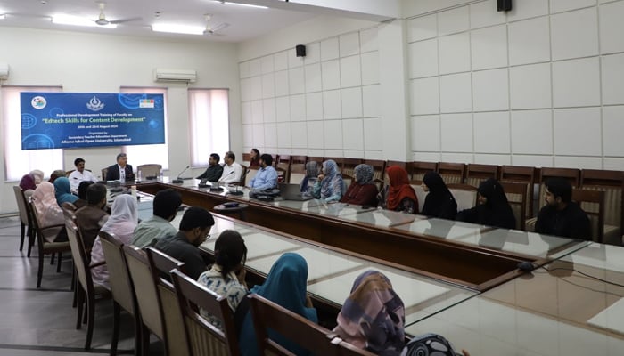 Vice-Chancellor Professor Dr. Nasir Mahmood Allama Iqbal Open University (AIOU) conducts the workshop to the participants released on August 24, 2024. — Facebook/@AIOU.OfficialAccount