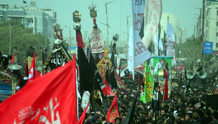 Mourners attend the Chehlum procession commemorating the martyrdom Prophet Muhammads (PBUH) grandson Imam Hussain (RA) at MA Jinnah road in Karachi on August 26, 2024. — PPI