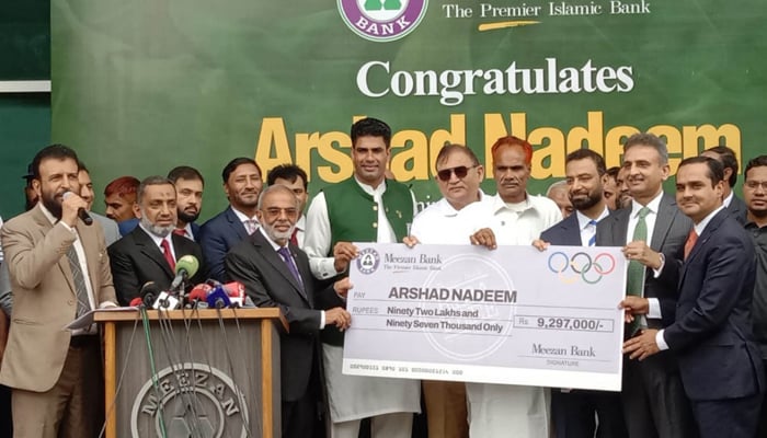 President and Chief Executive Officer of Meezan Bank Irfan Siddiqui (3rd from left) presenting the prize money cheque on behalf of Meezan Bank to Olympic gold medalist Arshad Nadeem on this occasion in the presence of Deputy Chief Executive Officer Syed Aamir Ali (right) and others seen in this image on August 27, 2024. — Reporter