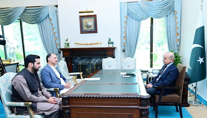 PM Shehbaz Sharif (right) meets former world and British Open Squash champion Jansher Khan (far left) in Islamabad in this image released on August 26, 2024. — Facebook/Prime Ministers Office of Pakistan