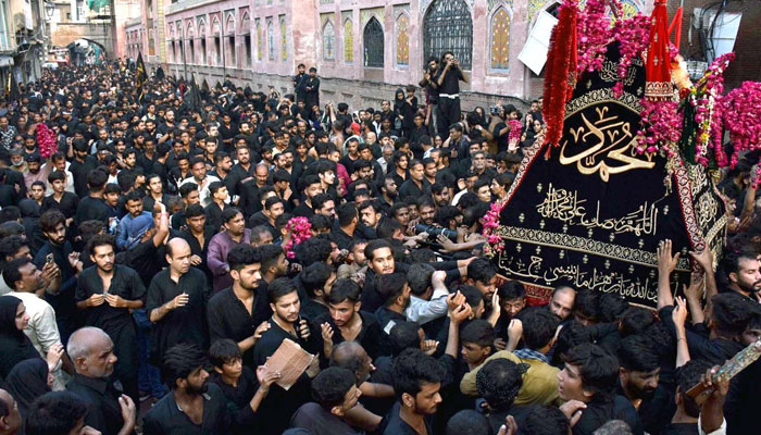 Mourners attending the Chehlum procession to commemorate the martyrdom of Hazrat Imam Hussain (RA), the grandson of Holy Prophet Muhammad (PBUH) in Lahore on August 26, 2024. — APP