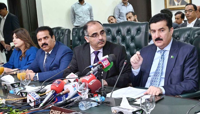 The Governor of KP, Mr Faisal Karim Kundi (right) talks to the media at the Chamber of Commerce and Industry on August 28, 2024. — APP