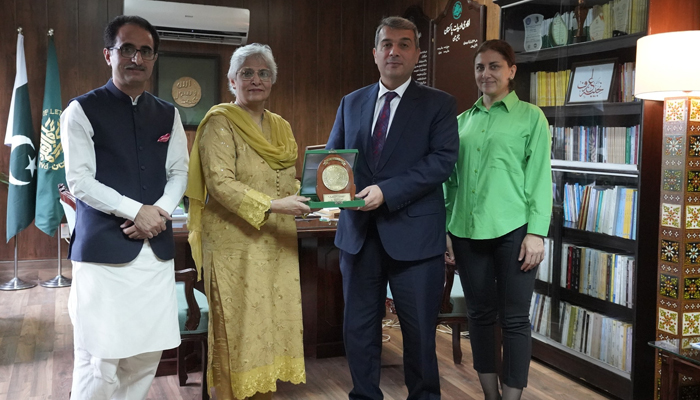 Pakistan Academy of Letters Chairperson Academy of Literature Dr Najeeba Arif hands over a shield to the Azerbaijans Ambassador Khazar Farhadov on August 30, 2024. — Facebook/@PakistanAcademyofLetters