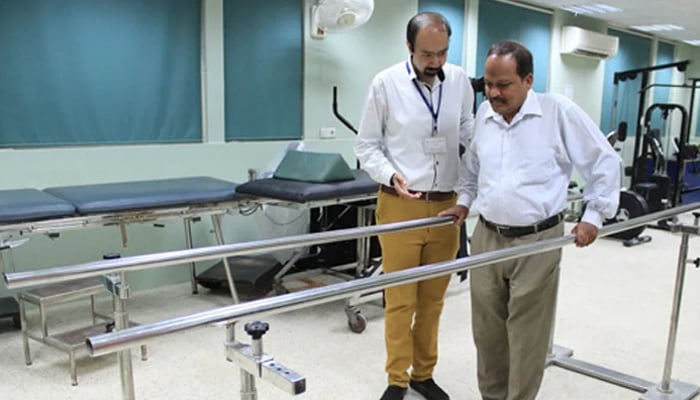 A medical professional assists a patient during a physiotherapy session. — LNH EDU website/File