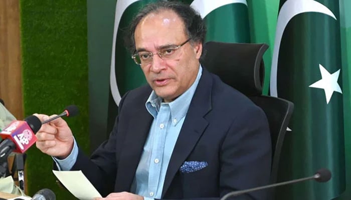 Federal Minister for Finance and Revenue Muhammad Aurangzeb addressing media persons in Islamabad on July 28,2024. — APP