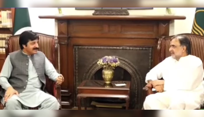 Punjab Governor Sardar Saleem Haider Khan (left) exchange views with Pakistan Peoples Party (PPP) senior leader Qamar Zaman Kaira at the Governor’s House on August 31, 2024. — Screengrab via Facebook/Sardar Saleem Haider Khan