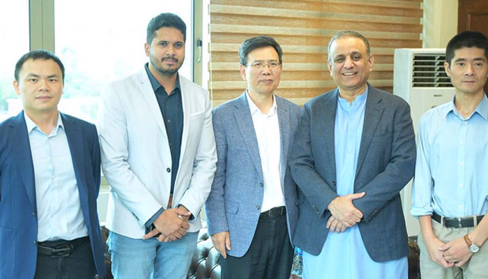 Chairman of Chinas business group Hexing Electrical, Mr Liangzhang Zhou (from right 3rd) along with the delegation called on Federal Minister for Board of Investment, Privatization and Communications Abdul Aleem Khan (from right to 2nd) on August 31, 2024. — APP