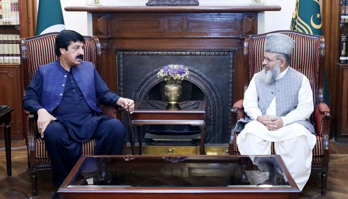 Punjab Governor Sardar Saleem Haider exchange views with Islamic Ideological Council Chairman Mufti Raghib Hussain Naimi at Governors House on September 1, 2024. — Facebook/Sardar Saleem Haider Khan