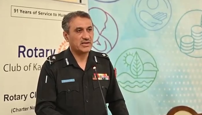 Sindh IGP Ghulam Nabi Memon speaks to the participants at the Rotary Club event on August 13, 2024. — Screengrab via Facebook/@sindhpolicedmc