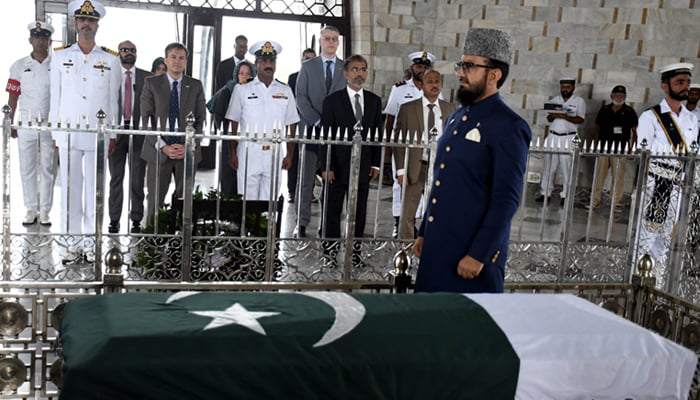 US Consul General in Karachi Scott Urbom visits Quaid-e-Azam Muhammad Ali Jinnahs shrine in port city on September 4, 2024. — Reporter