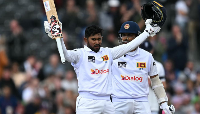 Sri Lankas Kamindu Mendis (L) celebrates his century against England in the first Test at Old Trafford .—AFP/file