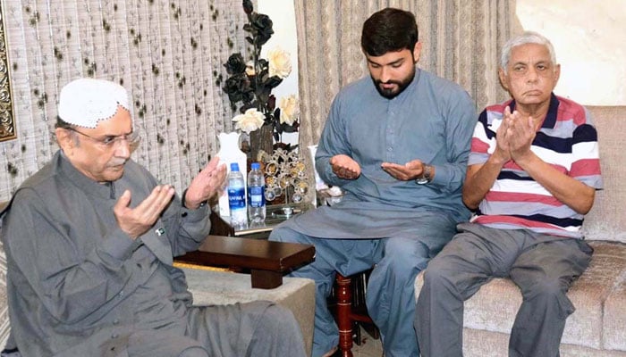 President Asif Ali Zardari (left) offers fateha over the martyrdom of martyred Captain Muhammad Ali Qureshi  during his visit to Lahore on September 5, 2024. — APP